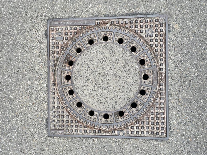 Bild parken-auf-gehwegen-vorsicht-gullideckel.jpg